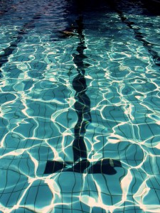 Piscine 2 Le bicarbonate de soude après l'hivernage contribue à un entretien sans produits dangereux pour l'environnement.