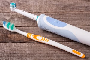 Nettoyage des brosses à dents manuelles et électriques