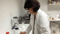 GIF de réaction chimique entre le vinaigre blanc et le bicarbonate de soude